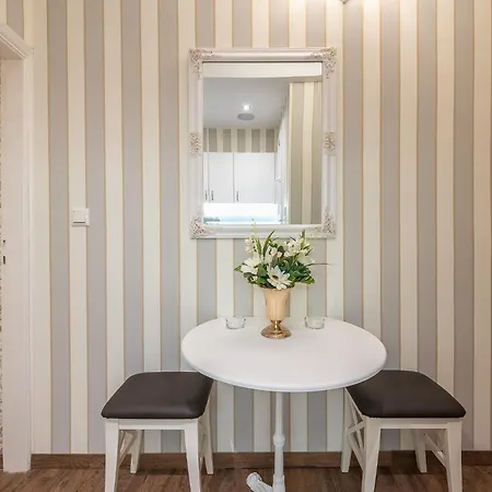 Apartment Charming Ilisia 1br Near Mt Station *
