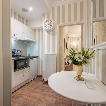 Apartment Charming Ilisia 1br Near Mt Station