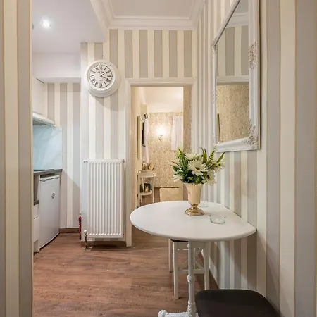 Charming Ilisia 1br Near Mt Station *