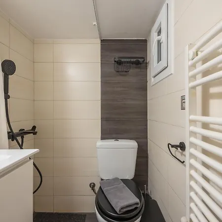 Apartment Charming Ilisia 1br Near Mt Station *